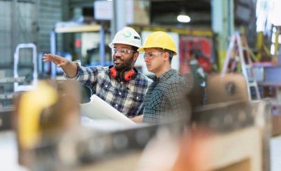 Travailleurs dans un atelier d'usine